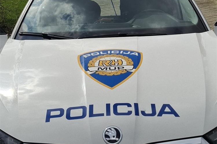 Slika /PU_VP/PRIOPĆENJA - VLASTITE ILUSTRACIJE/policijski auto.jpg